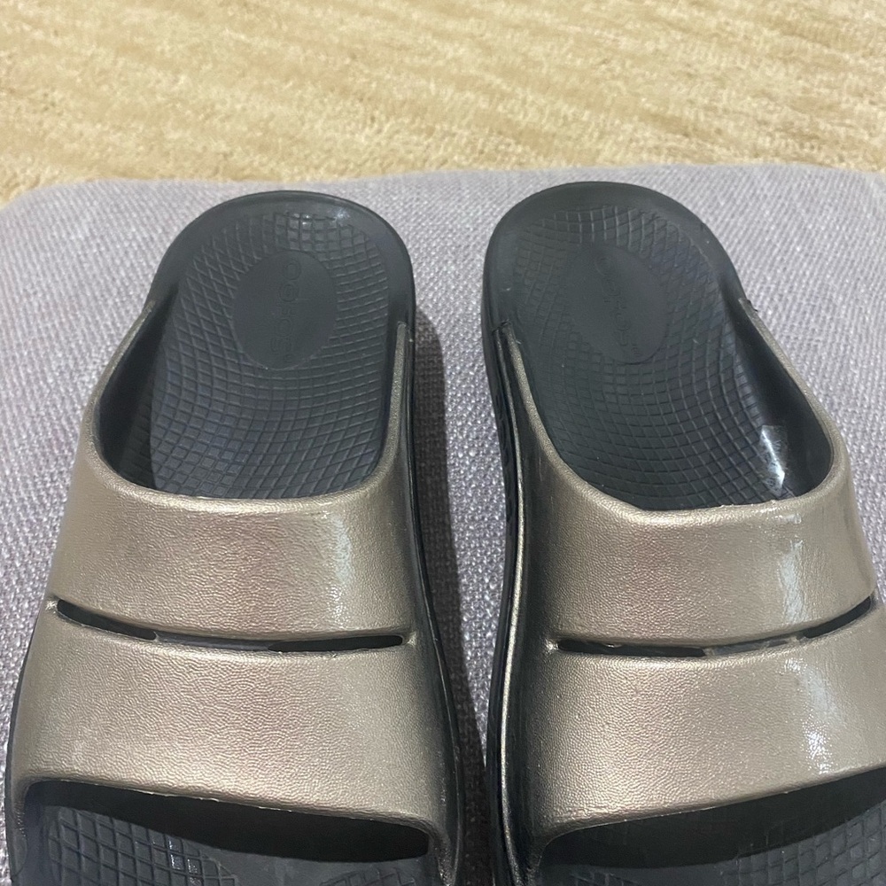 Oofos slide Sandals . Size 7.